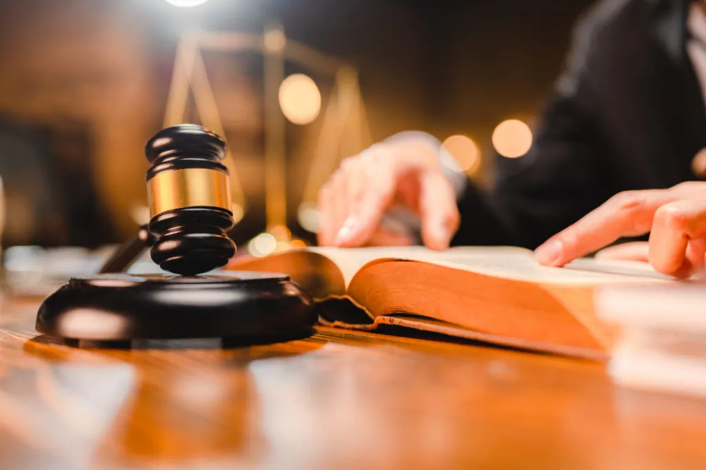 commercial lawyer in dubai